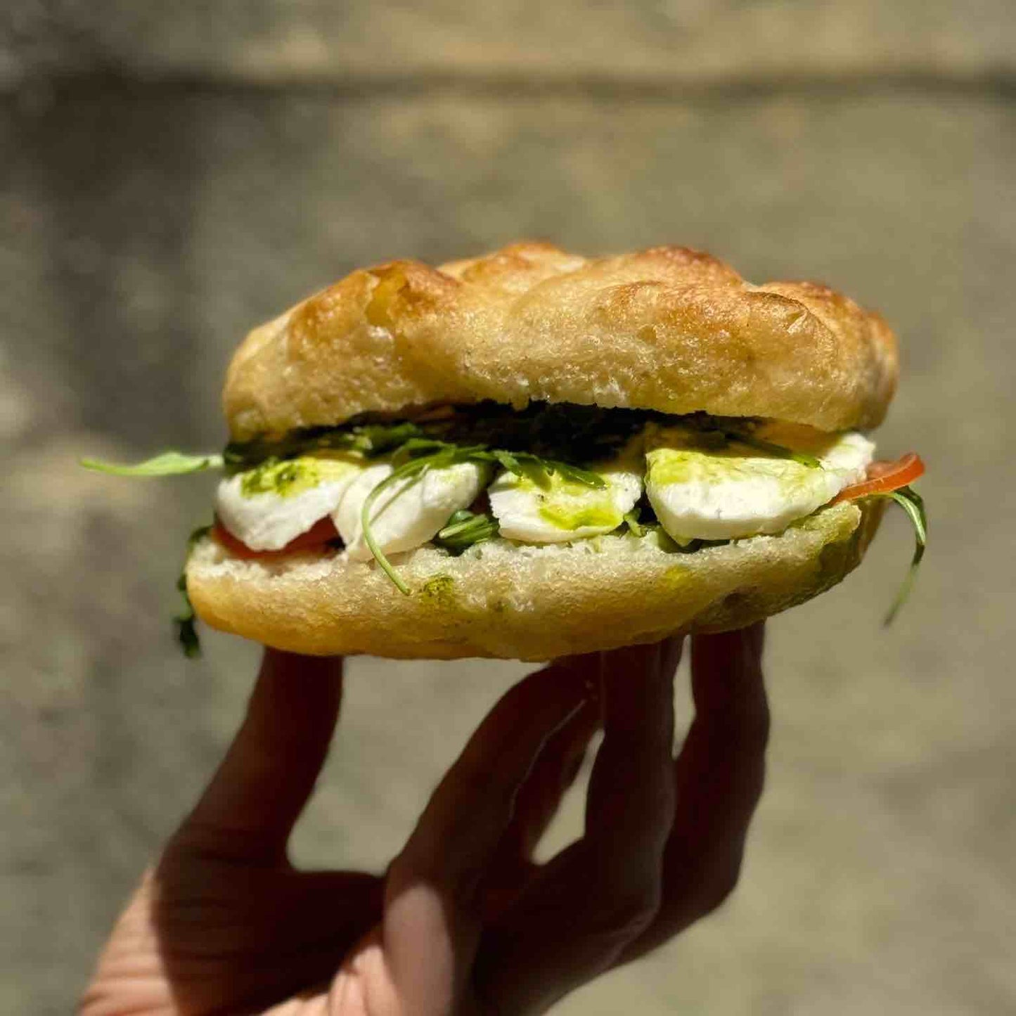 (v) Sande de Tomate, Mozzarella e Rúcula
